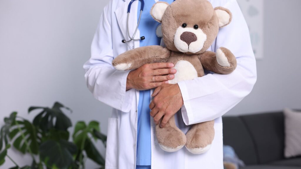 متى يجب أن آخذ طفلي إلى طبيب أطفال متخصص في النمو؟